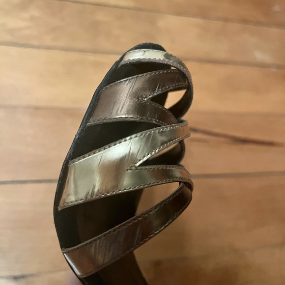 STUNNING Rare Gucci Metallic Cutout Heels - Picture 9 of 12